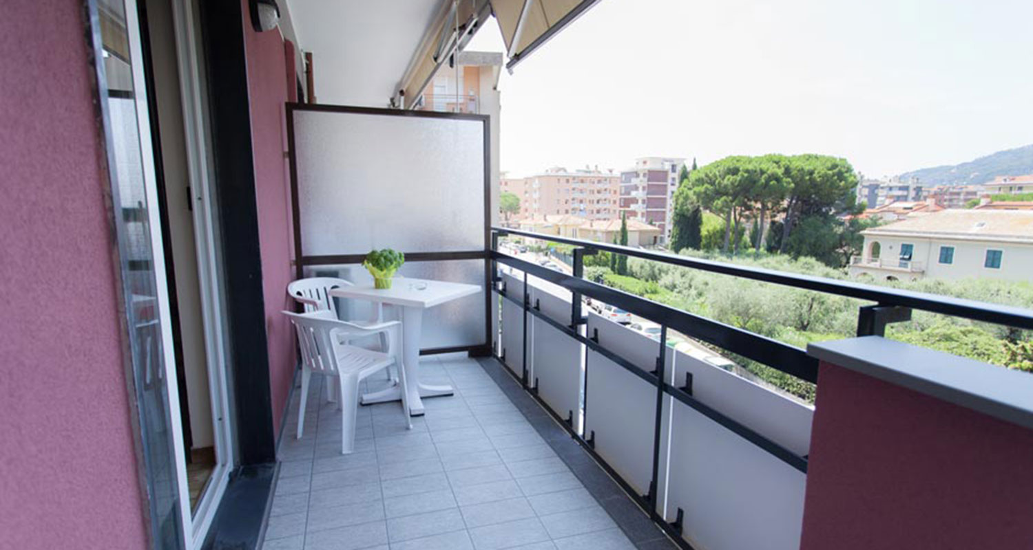 Möblierter Balkon des Einraum-Appartement A2