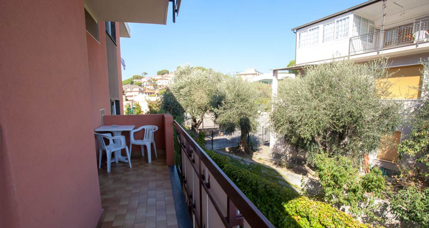 Balcon meublé de l'appartement 2 pièces C, côté jardin