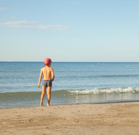 Foto di un bambino in spiaggia